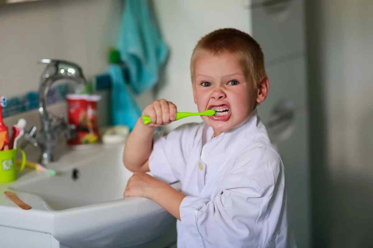 Коли починати чистити зуби дітям? Як правильно чистити зуби дітям?