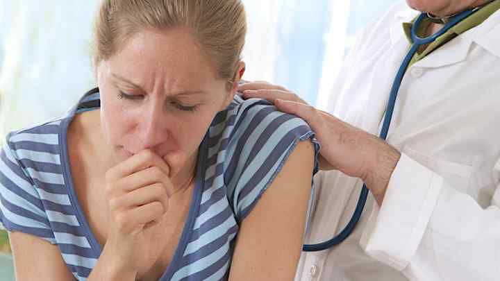 Біль у горлі при вдиху: причини, симптоми, діагноз, лікування та поради лікарів