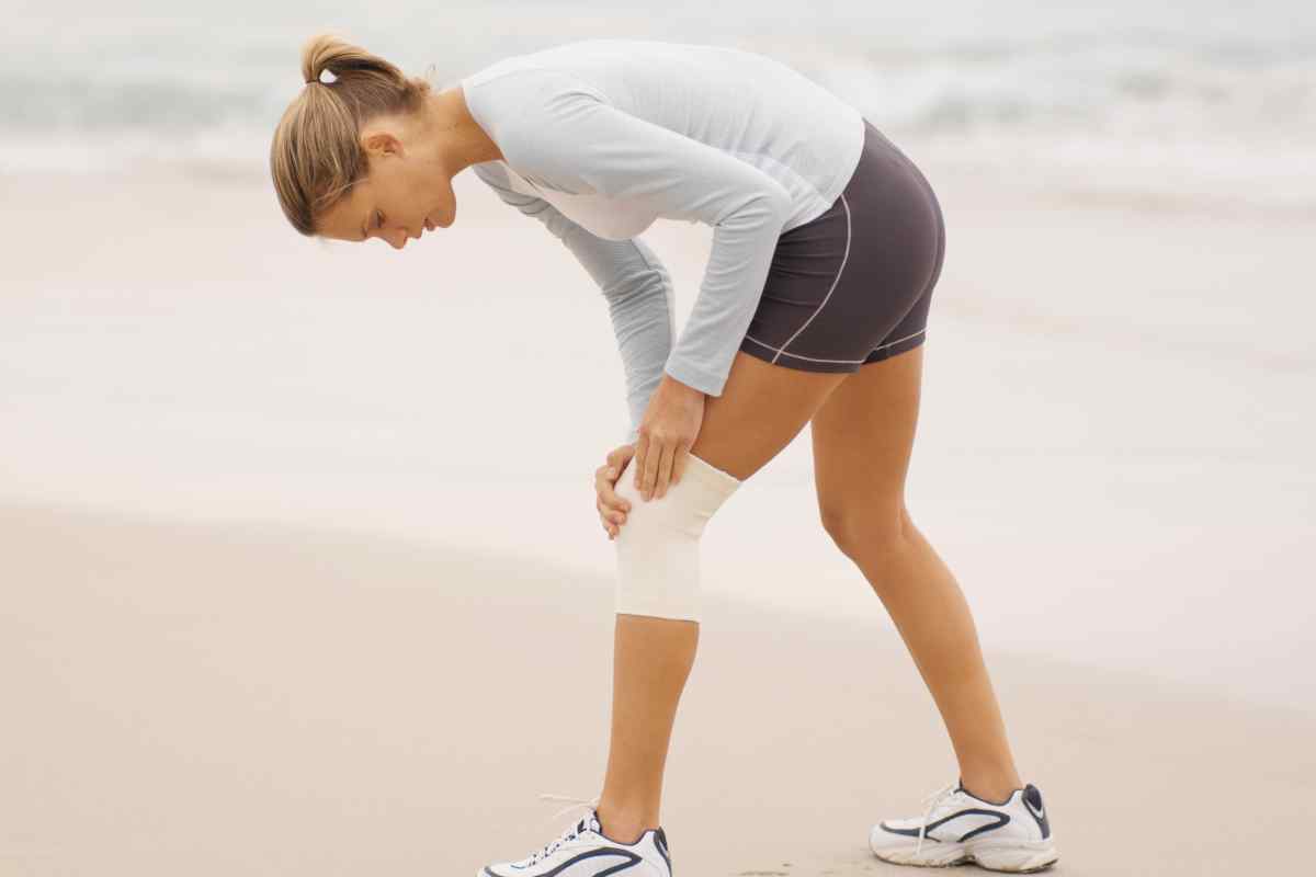 Клацання коліна під час ходьби: причини та методи лікування