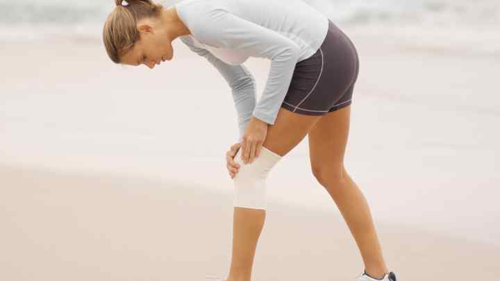 Клацання коліна під час ходьби: причини та методи лікування