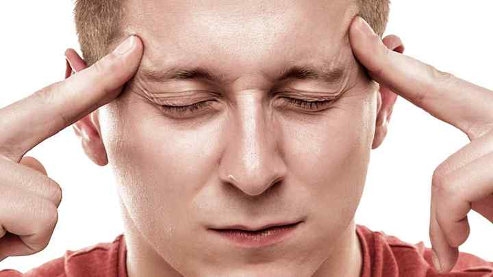 Заклало вуха при гаймориті: причини та лікування