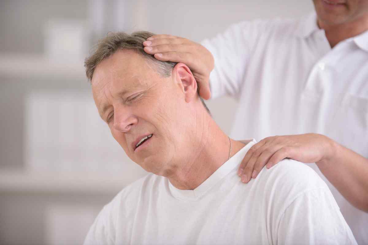 Болить шия і голова кружляє: причини, можливі захворювання, методи лікування