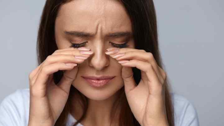 При нежиті сльозяться очі: можливі причини, лікування