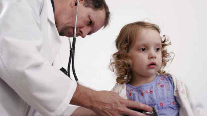 Болять яєчки у дитини: причини, до якого лікаря звертатися, методи лікування, наслідки