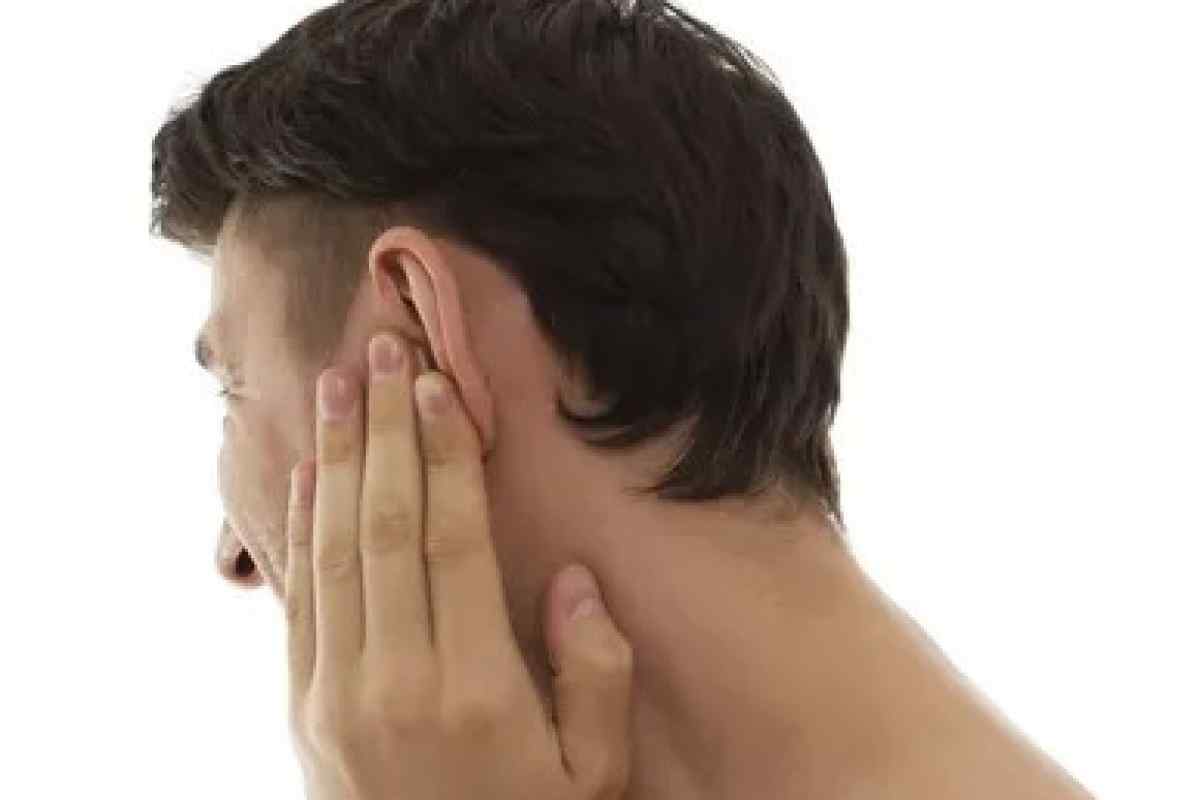 Причина почему болит ухо