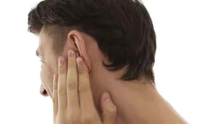 Болить голова і віддає у вухо: можливі причини та методи лікування