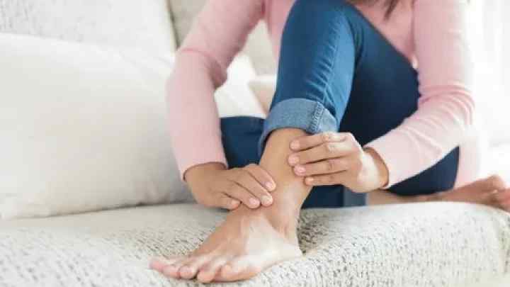 Болить шкіра на нозі: можливі причини, симптоми та особливості лікування