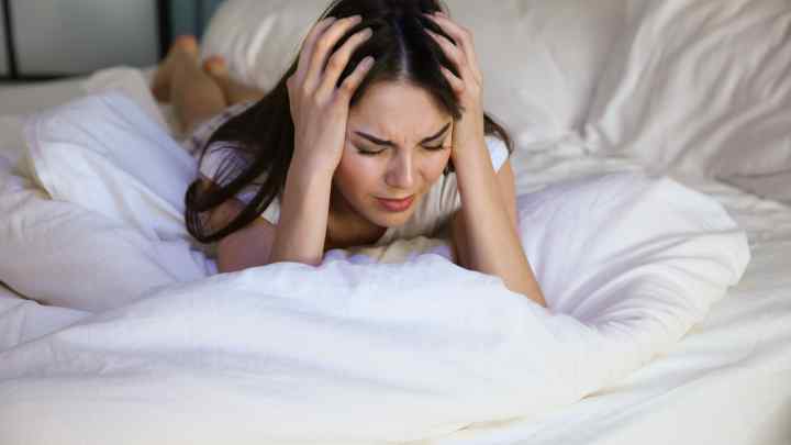 Чому після денного сну болить голова: причини, що робити?