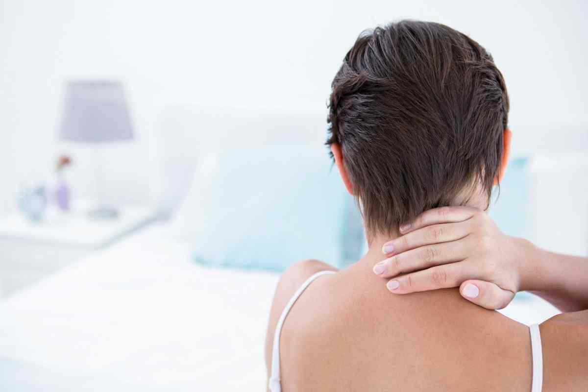 Біль у шиї після сну: основні причини, симптоми та лікування