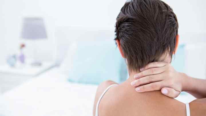 Біль у шиї після сну: основні причини, симптоми та лікування