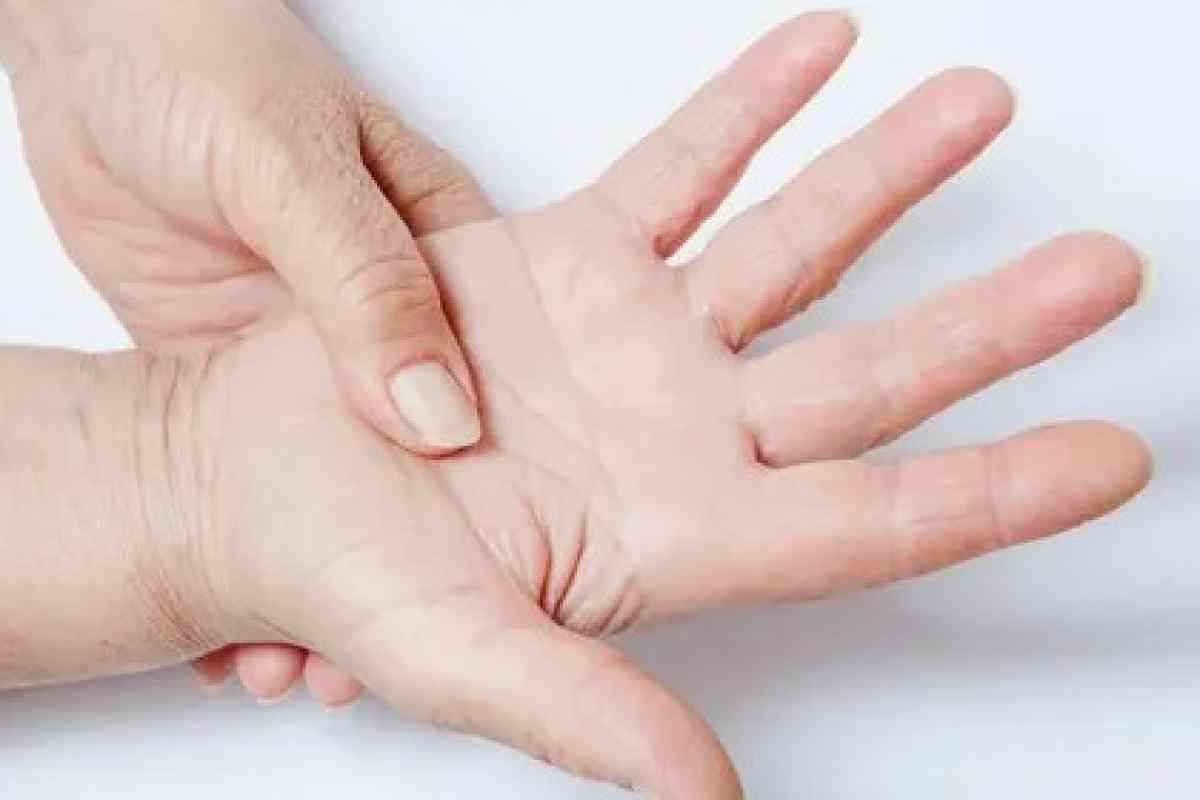 Вночі німіють пальці на руках: симптоми, можливі причини, лікування