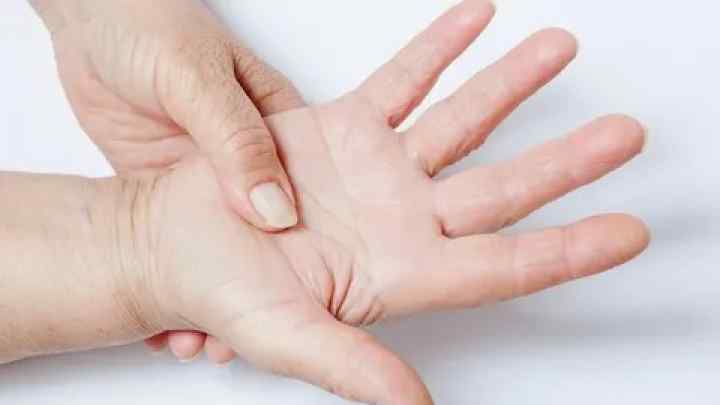 Вночі німіють пальці на руках: симптоми, можливі причини, лікування