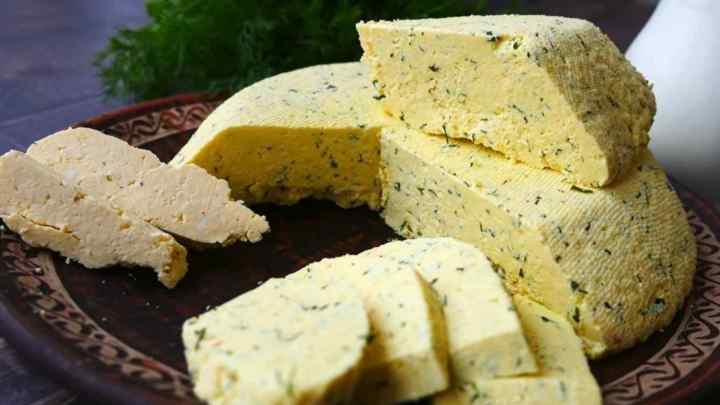 Твердий сир в домашніх умовах з молока: особливості приготування, рецепти та відгуки