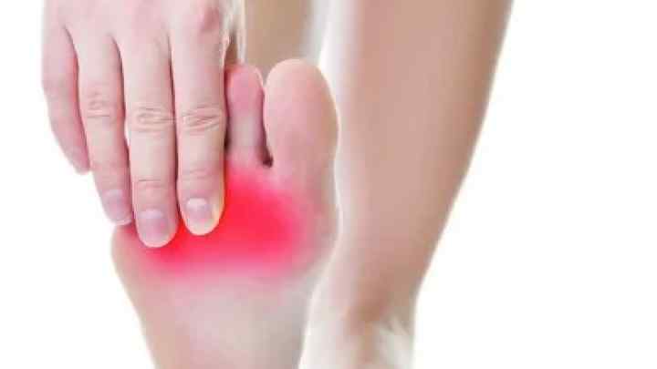 Біль у стопі при ходьбі: причини, методи лікування та профілактики