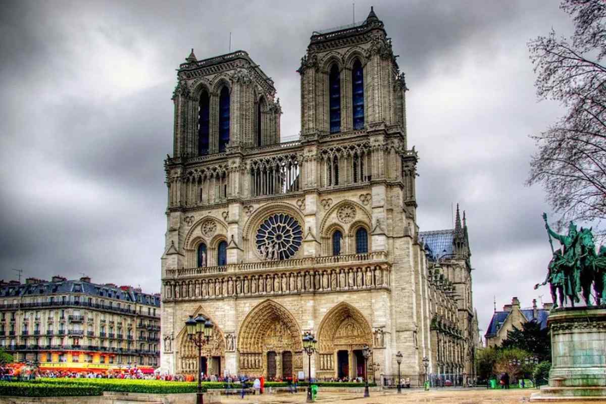 Собор Паризької Богоматері у Франції: історія, легенди