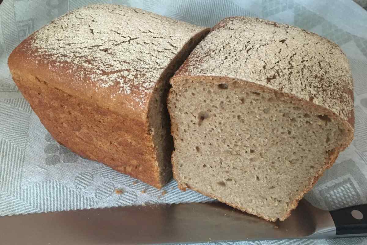 Ржаной хлеб на пшеничной закваске в домашних. Ржано-пшеничный хлеб. Ржано-пшеничный хлеб на закваске. Ржано-пшеничный хлеб Дарницкий 20. Ржано-пшеничный хлеб ржано-пшеничный хлеб.