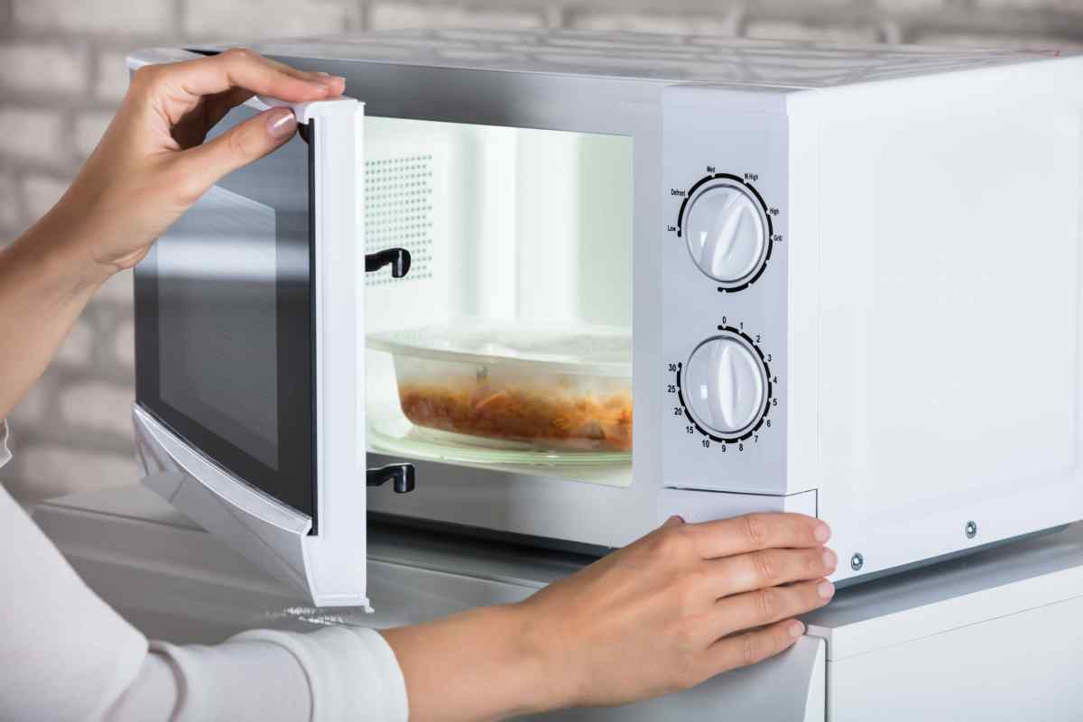 Чи можна на холодильник ставити мікрохвильовку? Шукаємо правильну відповідь