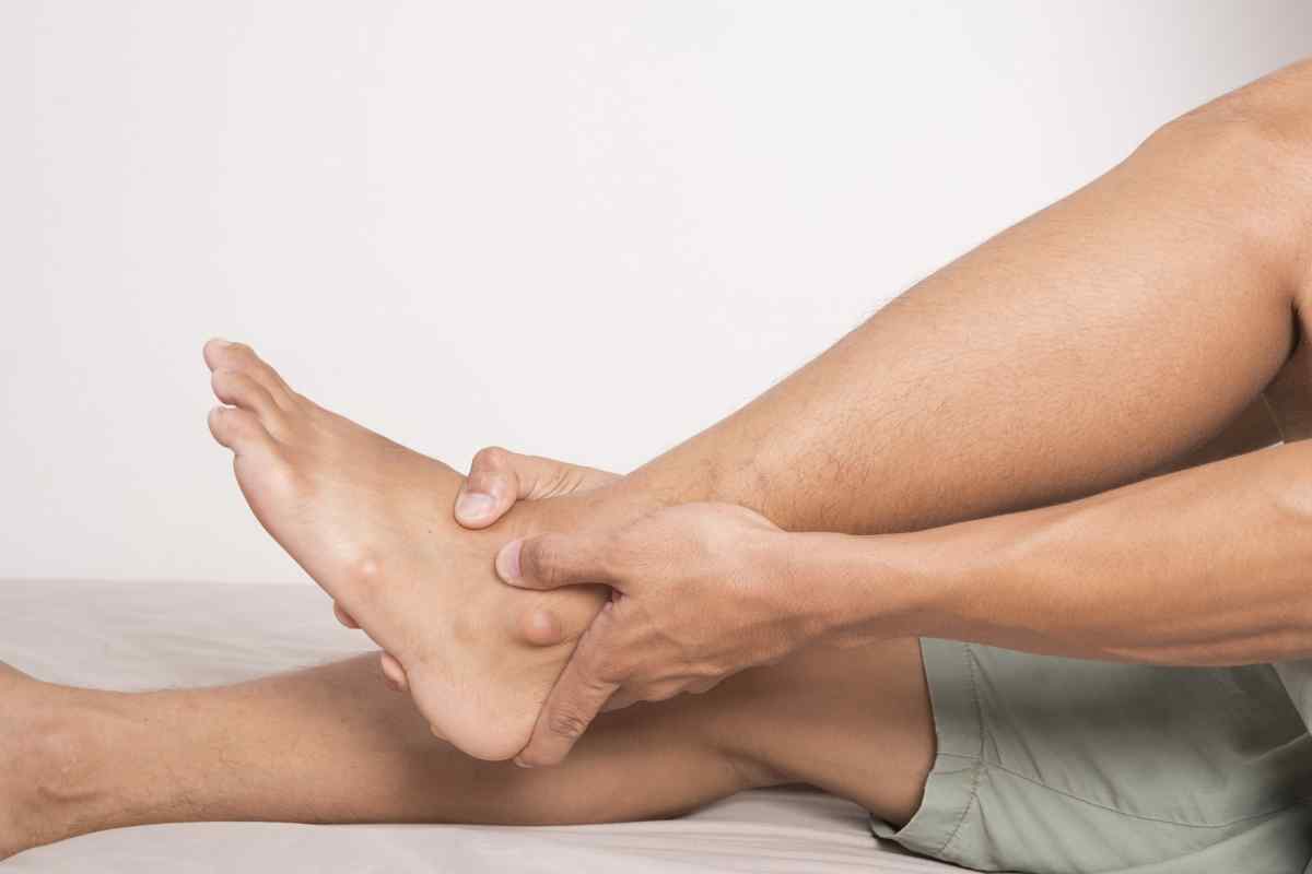 Чому болять ноги від стегна до стопи? Причини і лікування