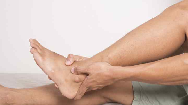 Чому болять ноги від стегна до стопи? Причини і лікування