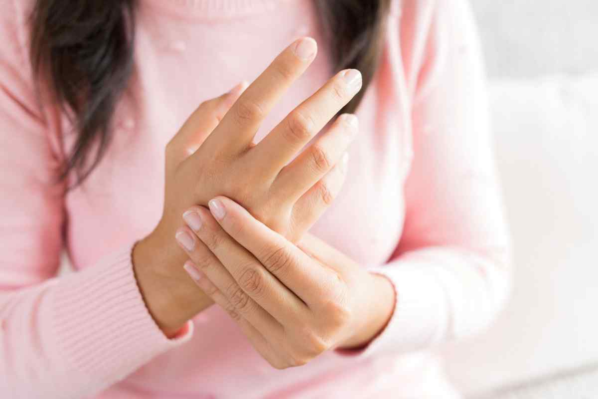 Біль у великому пальці руки: причини та лікування