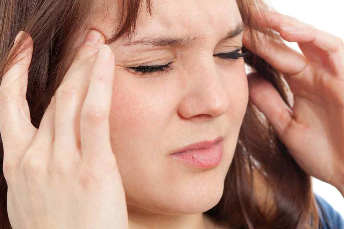 Біль в оці віддає в голову: причини та лікування