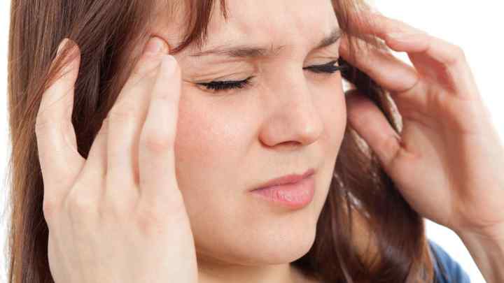 Біль в оці віддає в голову: причини та лікування