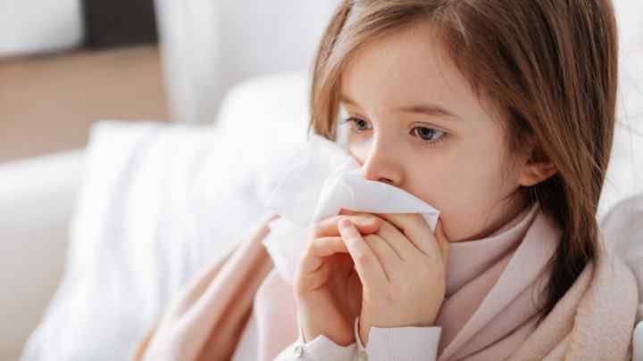 У дитини гавкає кашель без температури: особливості, можливі причини та лікування