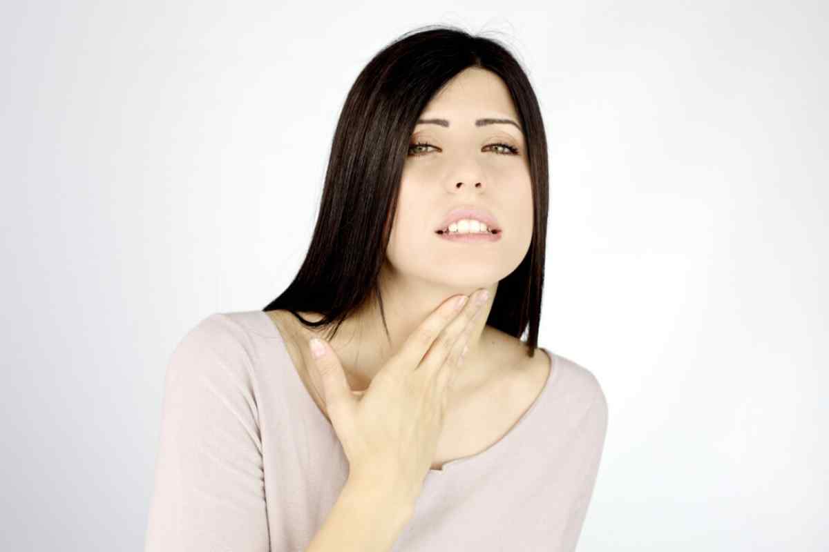Болить горло, зникає голос: як лікувати?