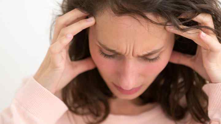 Симптоми енцефаліту у дорослих: нудота, температура, головний біль, паралічі та парези кінцівок