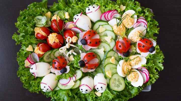 Прості і смачні літні салати на святковий стіл