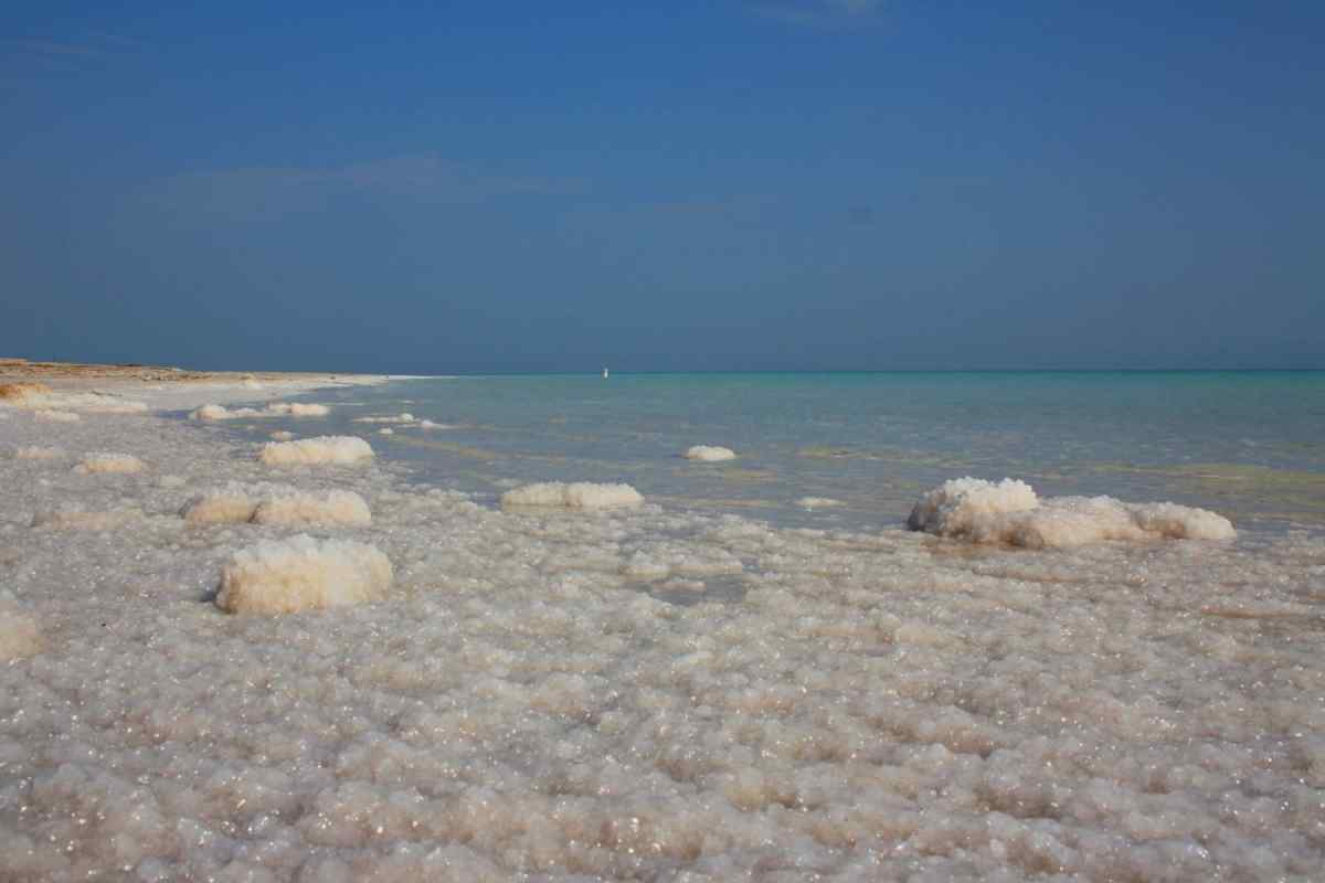 Де розташоване мертве море і чим воно примітне?