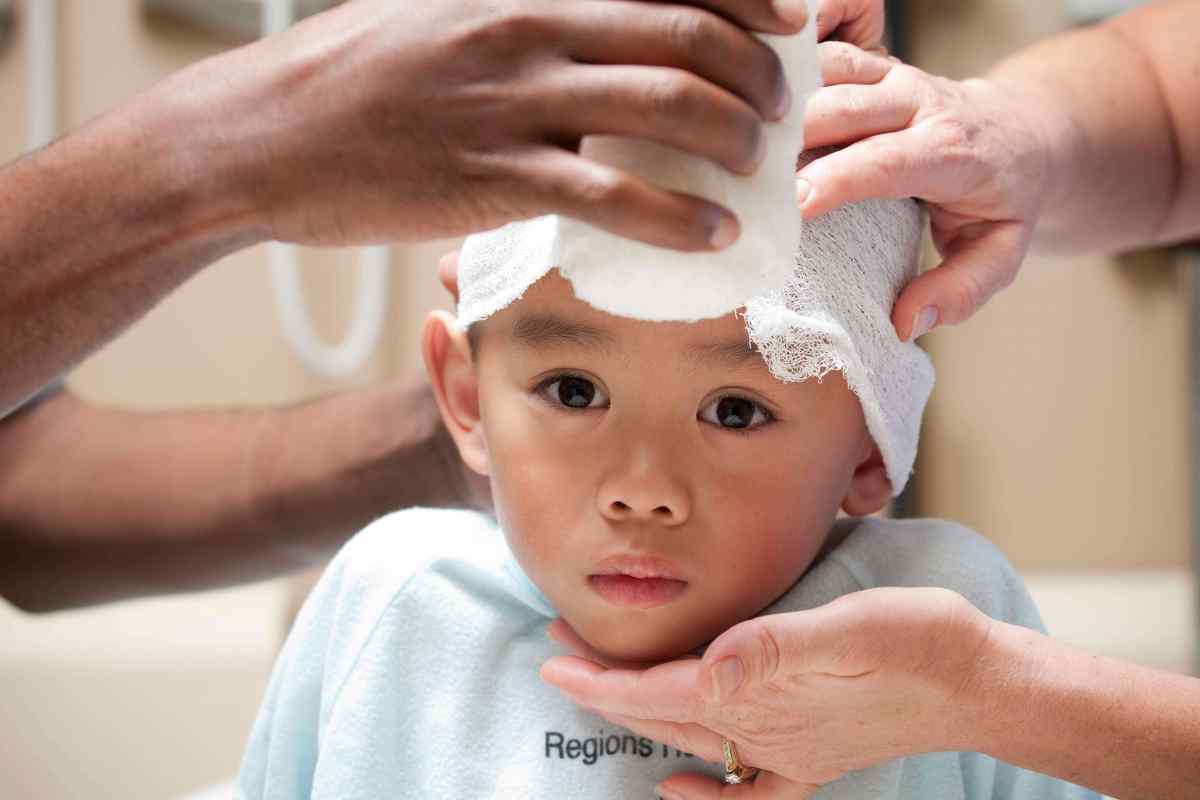 Дитина вдарилася головою: на що звернути увагу, до якого лікаря звертатися. Наслідки травми голови