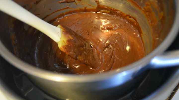 Шоколадна помадка для тортів: особливості приготування, рецепти та відгуки