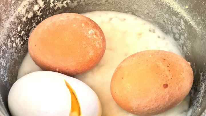 Скільки хвилин варити яйця для різних страв?
