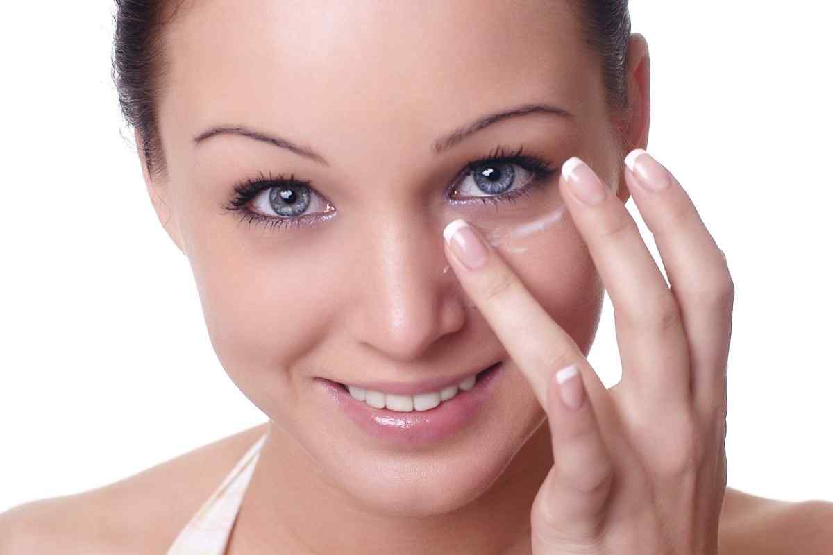 Догляд за шкірою навколо очей у домашніх умовах