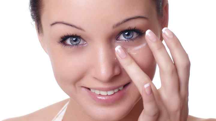 Догляд за шкірою навколо очей у домашніх умовах