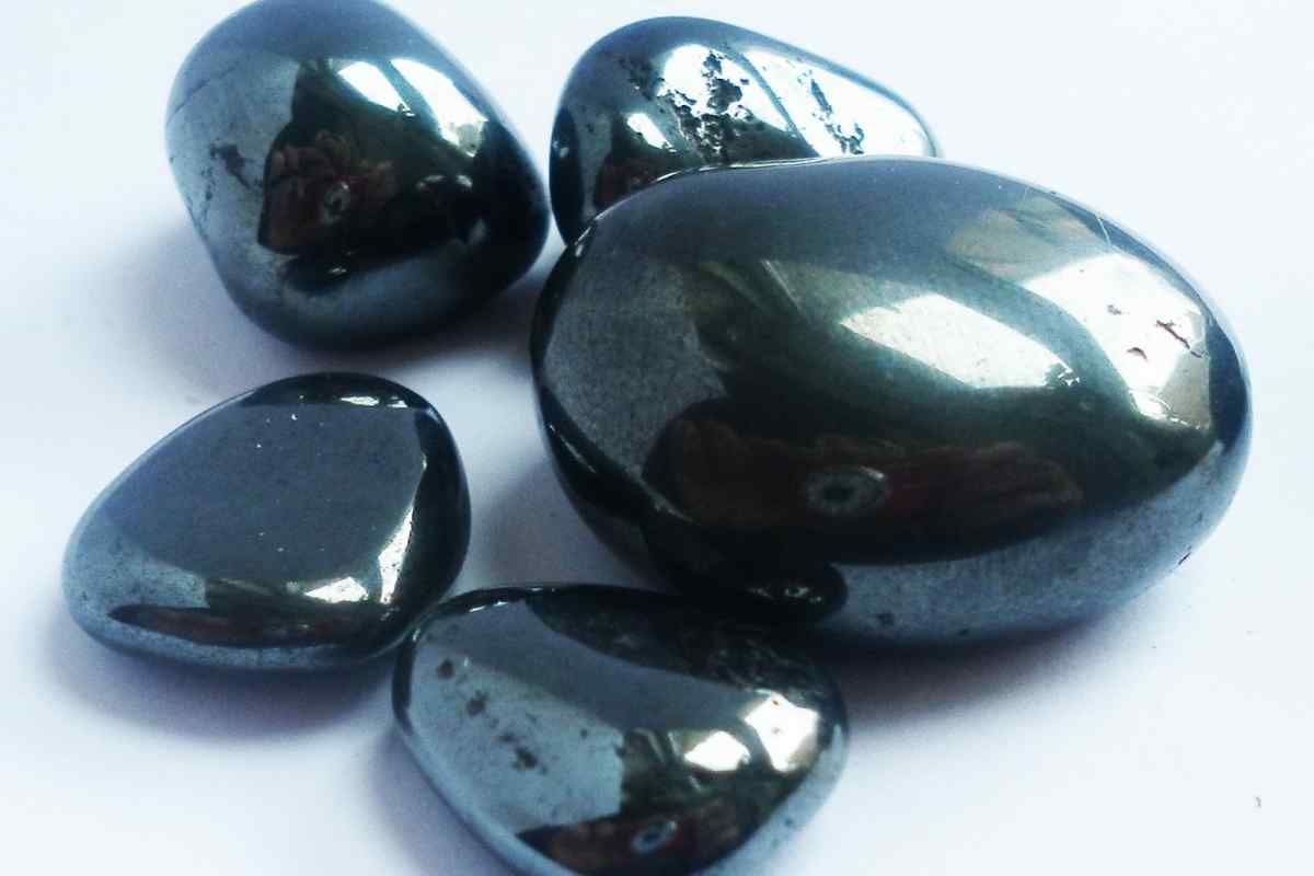 Камни для знака скорпион женщины. Камень скорпиона. Гематит голубой. Камень гематит для скорпиона женщины. Лунный камень с гематитом.