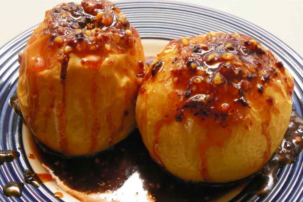 Запечені яблука з медом: класичний рецепт і чим його можна доповнити