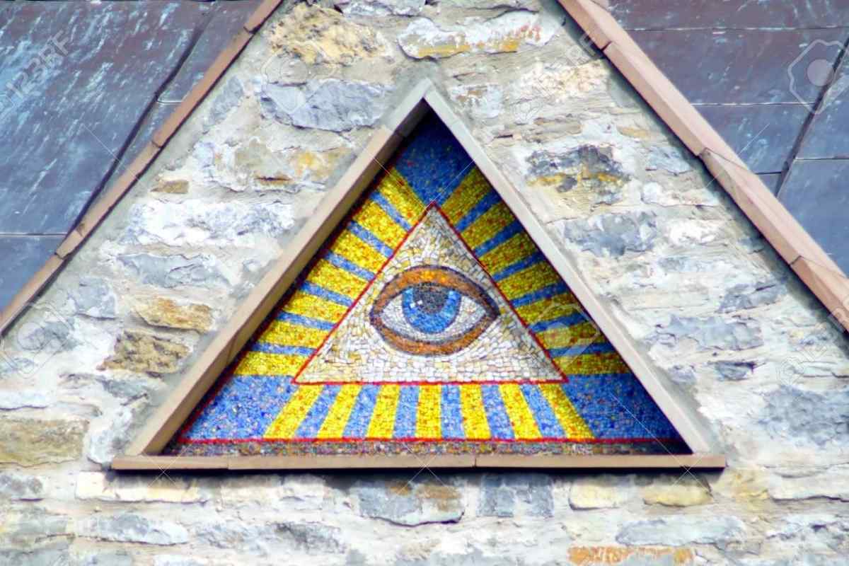 Всевидяче око, або око в трикутнику: значення і використання символу
