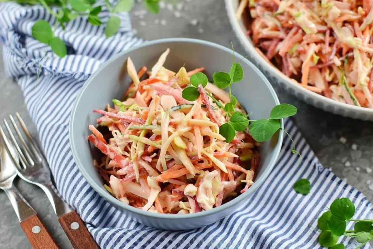 Салат з копченою ковбасою: коронні рецепти рідної кухні