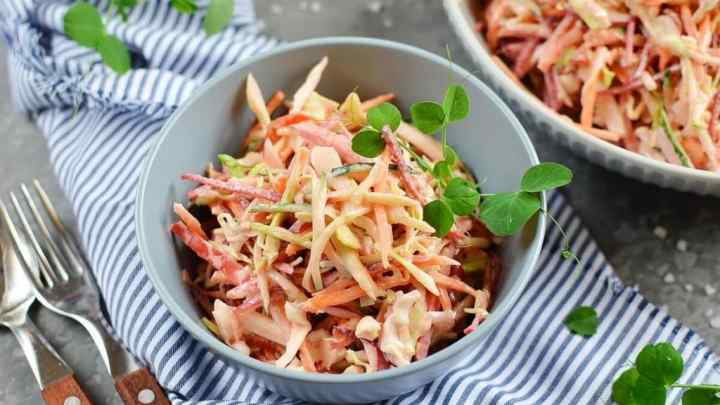 Салат з копченою ковбасою: коронні рецепти рідної кухні