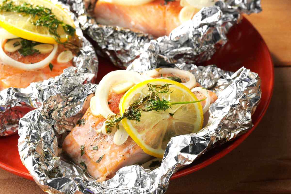 Риба в фользі в духовці - просто і смачно