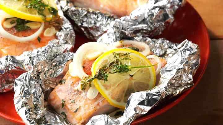 Риба в фользі в духовці - просто і смачно