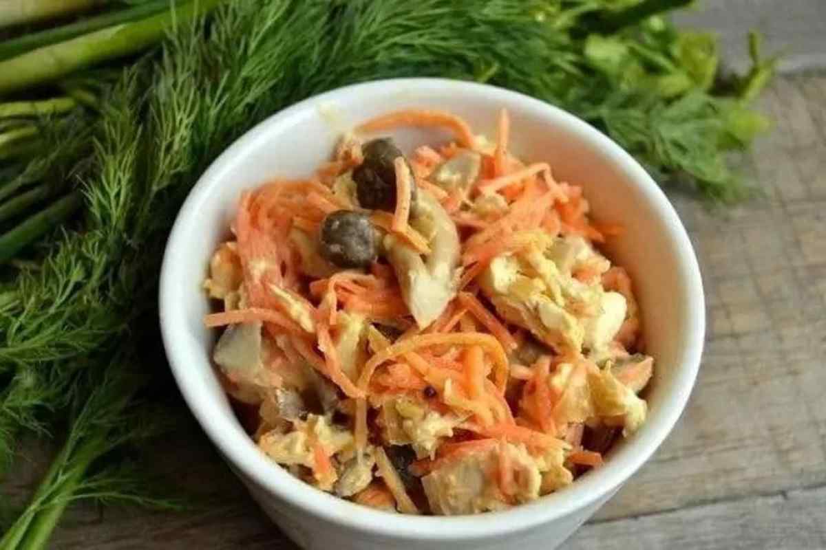 Салат з корейською морквиною і чіпсами: рецепт приготування