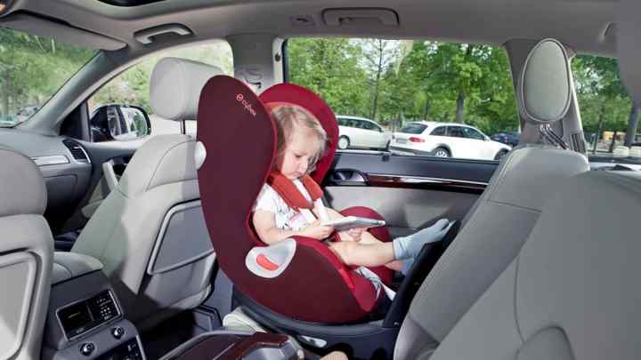 Як перевезти новонародженого в машині: заходи безпеки