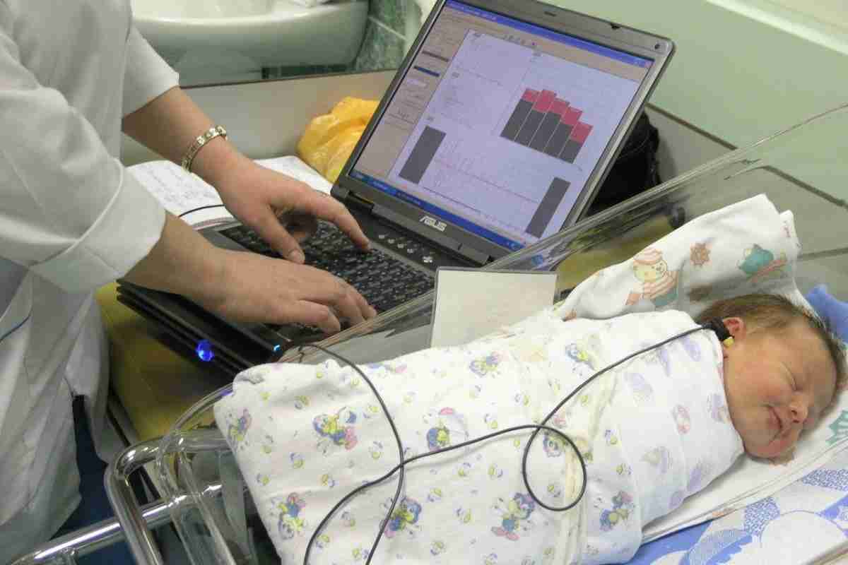 Аудіологічний скринінг новонароджених: що це таке, коли і де проводять, особливості процедури та розшифровка результатів
