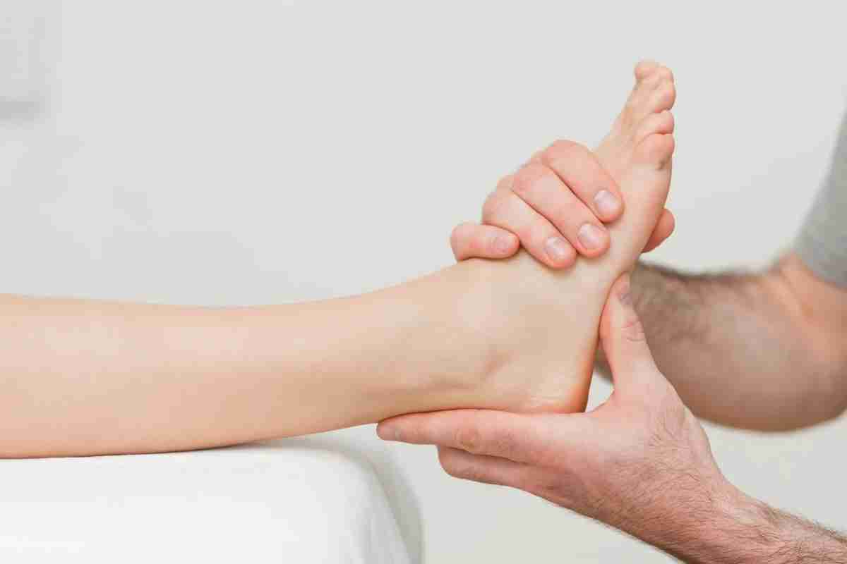 Біль у стопі під пальцями при ходьбі: чим лікувати, до якого лікаря звертатися?
