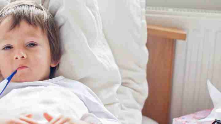 У дитини температура 38 і кашель сухий: причини та лікування