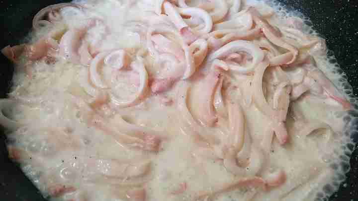 Кальмари в сметанному соусі: магія смаку