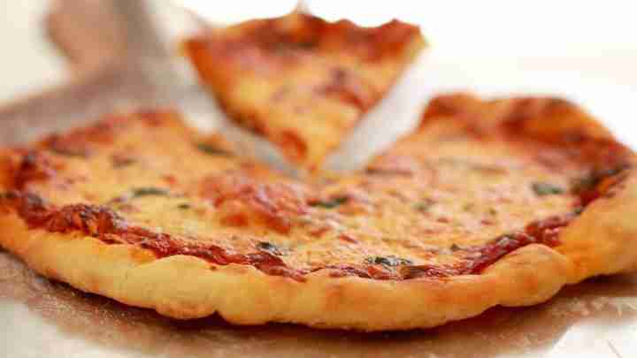 Швидка піца на кефірі: рецепт і варіанти начинки